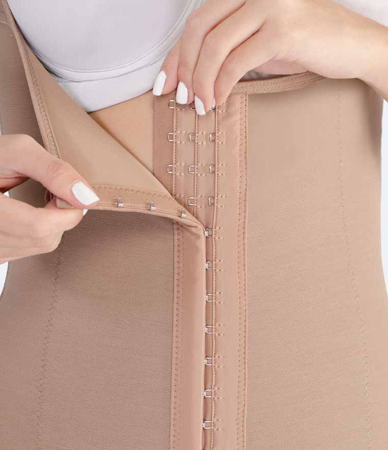 Body Modelador Hourglass com fecho de ganchos, estilo ampulheta.